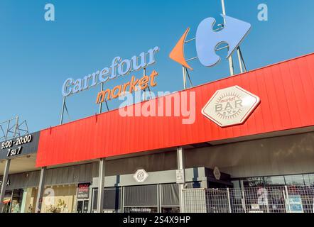 Varese, Lombardia, Italia - 13 gennaio 2025: Carrefour è una catena francese di supermercati e ipermercati situata nel centro di Varese. Foto Stock
