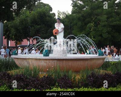 Foutain nel centro del Parque Principal Francisco Cantón Rosado, Valladolid, Yucatan, Messico nel novembre 2023 Foto Stock