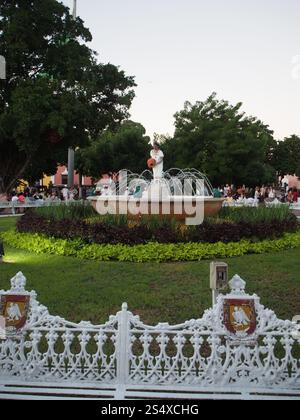 Foto verticale della fontana nel centro del Parque Principal Francisco Cantón Rosado, Valladolid, Yucatan, Messico nel novembre 2023 e People Foto Stock