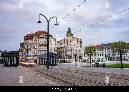 Oradea Transylvania con stazione del tram nel paesaggio urbano di Union Square in Romania Foto Stock
