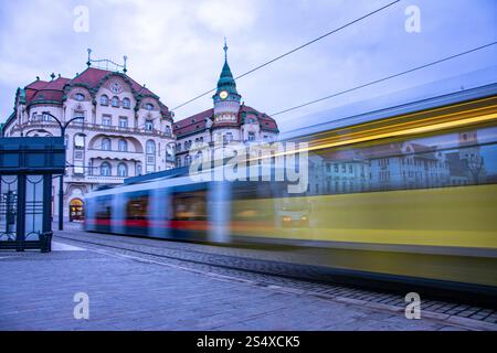 Oradea Transylvania con stazione del tram nel paesaggio urbano di Union Square in Romania Foto Stock