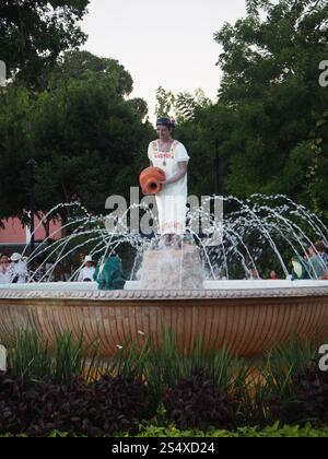 Foto verticale della fontana nel centro del Parque Principal Francisco Cantón Rosado, Valladolid, Yucatan, Messico nel novembre 2023 Foto Stock