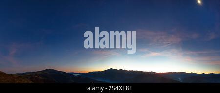 Inizio predawn in montagna. Autunno panorama notturno con le stelle e la luna nel cielo Foto Stock
