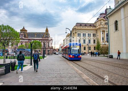 Oradea Transylvania con stazione del tram nel paesaggio urbano di Union Square in Romania Foto Stock