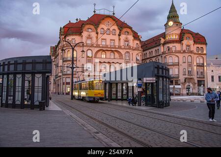 Oradea Transylvania con stazione del tram nel paesaggio urbano di Union Square in Romania Foto Stock