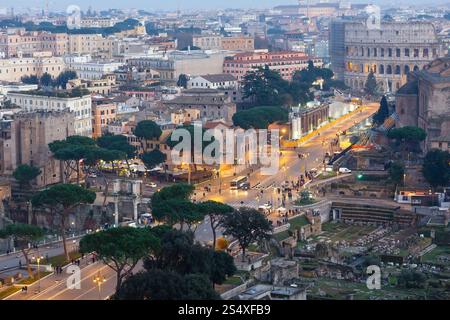 Vista serale illuminata della città di Roma dalla cima del Vittoriano. Persone irriconoscibili. Foto Stock