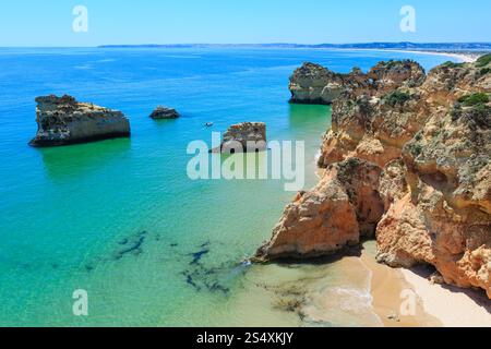 Rocce vicino spiaggia dos Tres Irmaos. Vista superiore (Portimao Alvor, Algarve, Portogallo). Persone in barca sono irriconoscibile. Foto Stock