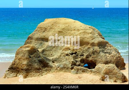 Roccia su estate sabbiosa spiaggia Albufeira (Algarve, Portogallo). Foto Stock