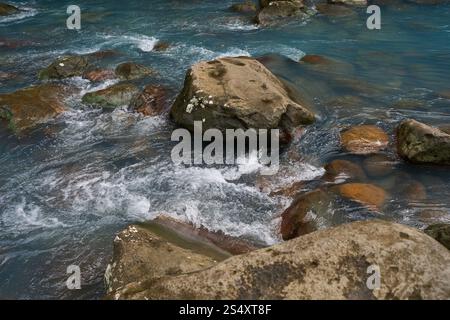 Provincia di Alajuela, Costa Rica - 19 novembre 2024 - il fiume Celeste nel Parco Nazionale del Vulcano Tenorio Foto Stock