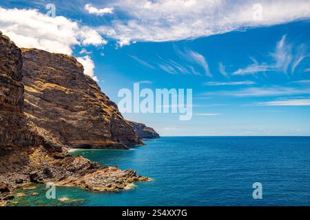 L'aspra costa occidentale di Cayado Nuevo e l'azzurro e calmo Oceano Atlantico in una splendida giornata di sole a la Palma Foto Stock