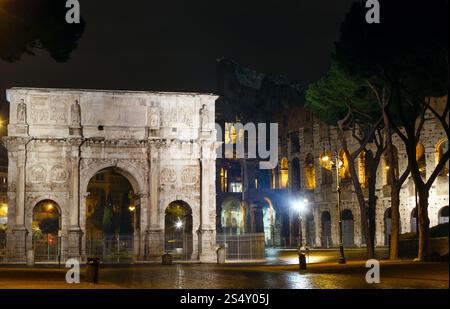 Colosseo e Arco di Costantino vista notturna di Roma, Italia. Foto Stock