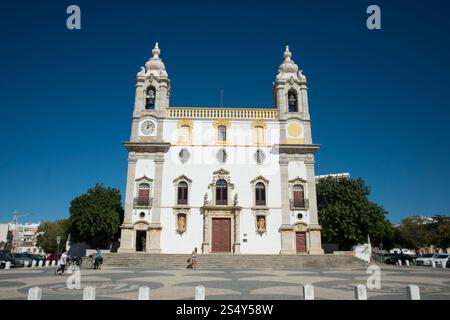 L'Igreja do Carmo nella città vecchia di Faro, nell'Algarve orientale, nel sud del Portogallo in Europa. EUROPA PORTOGALLO ALGARVE FARO IGREJA DO CARMO Foto Stock