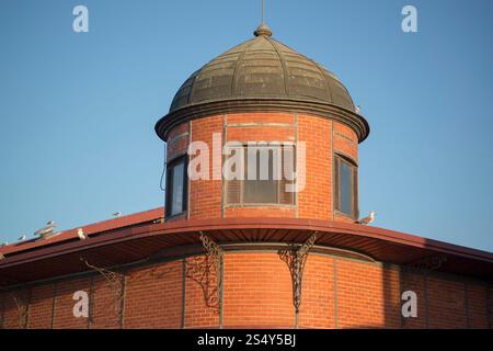 Il mercato coperto, la città vecchia di Olhao, nella parte orientale dell'Algarve, nel sud del Portogallo in Europa. EUROPA PORTOGALLO ALGARVE OLHAO MERCATO Foto Stock