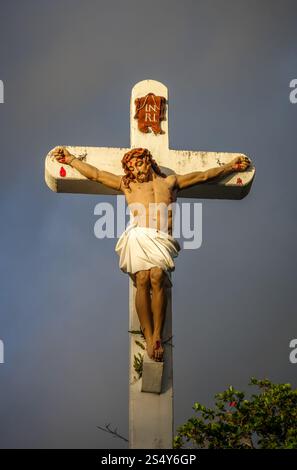 Statua di Gesù Cristo sulla croce vicino alla chiesa Haapiti nell'isola di Moorea. Polinesia francese. Statua di Gesù Cristo sulla croce vicino alla chiesa Haapiti Foto Stock