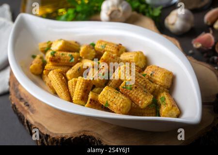 Baby corn tostato con varie spezie Foto Stock