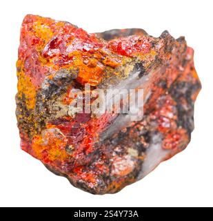 Le riprese in modalità macro di esemplari di minerali naturali - cristalli di rosso Realgar isolati su sfondo bianco Foto Stock