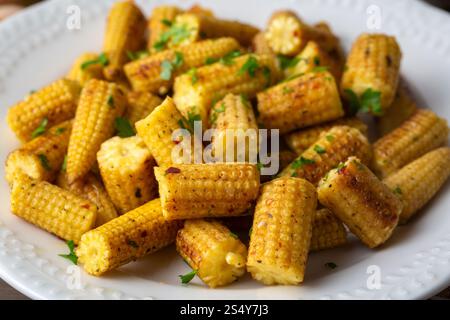 Baby corn tostato con varie spezie Foto Stock