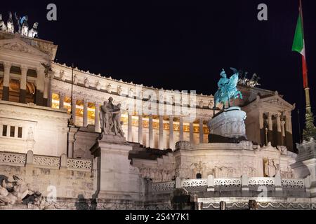 Viaggiare in Italia - Altare della Patria (Altare della Patria, monumento a Vittorio Emanuele II) nella città di Roma di notte Foto Stock