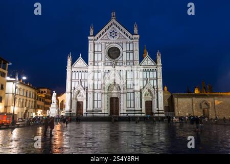 Viaggiare in Italia - Basilica di Santa Croce (Basilica di Santa Croce) sulla Piazza di Santa Croce nella notte. Essa è luogo di sepoltura di famosi italiani, così Foto Stock