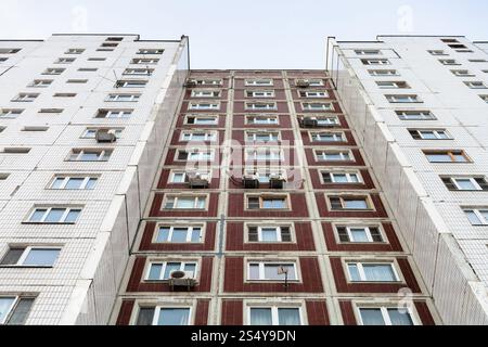 La facciata della appartamento multistory casa in giornata invernale Foto Stock