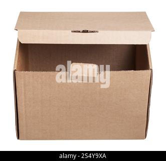 Vista frontale di aprire leggermente la scatola di cartone isolati su sfondo bianco Foto Stock