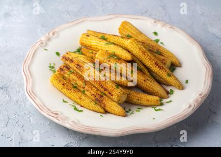 Baby corn tostato con varie spezie Foto Stock