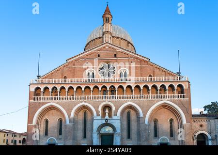 Viaggiare in Italia - vista frontale della Basilica Pontificia di San Antonio di Padova (Basilica di sant'Antonio di Padova) nella città di Padova Foto Stock