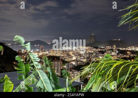 Vista notturna su Rio De Janeiro verso il Pan di zucchero da Favela Pereira da Silva. Brasile. Foto Stock
