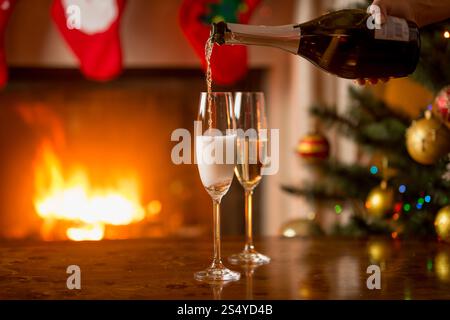 Due bicchieri di champagne riempiti dalla bottiglia Foto Stock