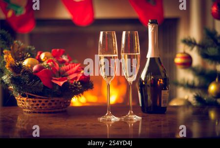 Immagine ravvicinata di due bicchieri di champagne sul tavolo di Natale Foto Stock