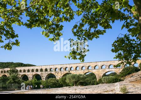 Viaggio in Provenza, Francia - i turisti vanno a antico acquedotto romano di Pont du Gard attraverso il fiume Gardon vicino Vers-Pont-du-Gard town Foto Stock