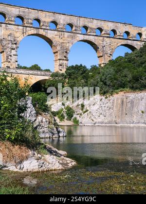 Viaggio in Provenza, Francia - antico acquedotto romano di Pont du Gard oltre il fiume Gardon vicino Vers-Pont-du-Gard town Foto Stock