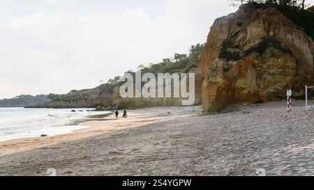 Viaggiare a Algarve Portogallo - pescatori sulla spiaggia Praia Falesia nei pressi di Albufeira città in serata Foto Stock