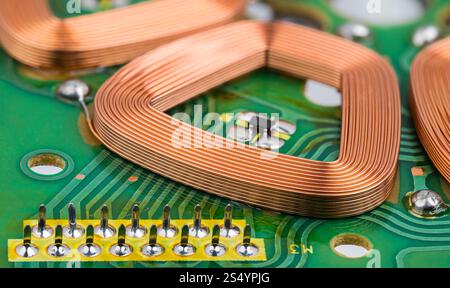 Statore del motore elettrico CC brushless incorporato nella scheda a circuito stampato. Primo piano dell'avvolgimento del filo di rame della bobina con sensore a effetto Hall sul circuito stampato verde Foto Stock