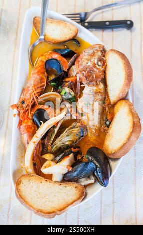 Prodotti tipici italiani - coppa con la zuppa di pesce con frutti di mare nel ristorante siciliano Foto Stock