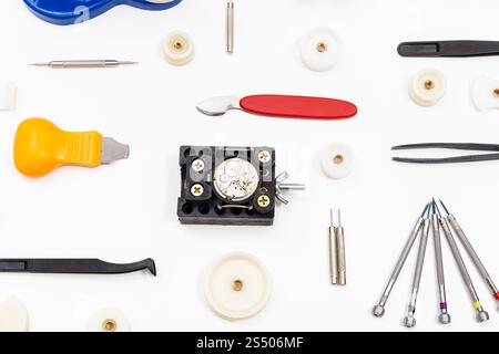 Orologiaio workshop - attrezzature per la riparazione di guardare su sfondo bianco Foto Stock