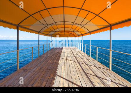 Viaggio in Crimea - svuotare solarium esterno oltre il Mar Nero sul terrapieno in professori angolo del distretto di Alushta city Foto Stock