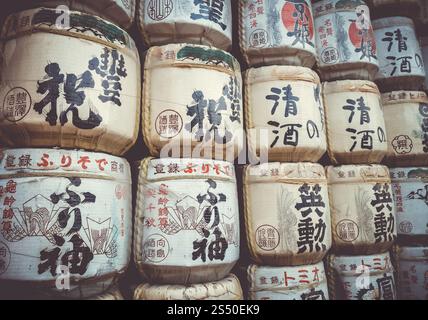 Botti tradizionali di Kazaridaru nel Santuario di Heian Jingu, Kyoto, Giappone. Botti di Kazaridaru nel santuario Heian Jingu, Kyoto, Giappone Foto Stock