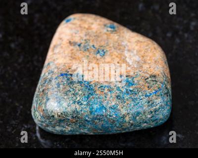 Le riprese in modalità macro di minerale naturale campione di roccia - lucidato azurite sulla pietra di granito scuro sfondo dal Kazakistan Foto Stock