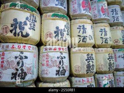 Botti tradizionali di Kazaridaru nel Santuario di Heian Jingu, Kyoto, Giappone. Botti di Kazaridaru nel santuario Heian Jingu, Kyoto, Giappone Foto Stock