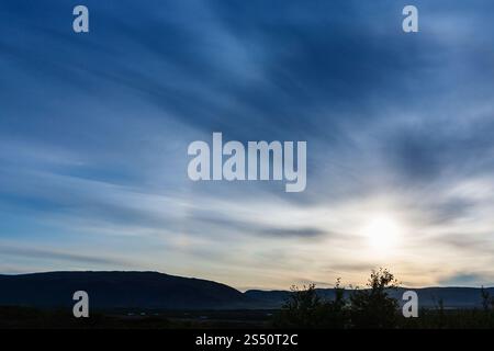 Viaggio in Islanda - Halo (fenomeno ottico) in blu Cielo di tramonto vicino lago Kerid in Islanda nel mese di settembre Foto Stock