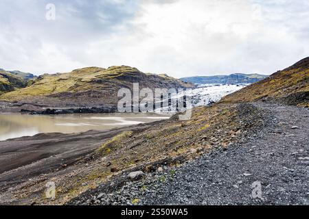 Viaggio in Islanda - sentiero per il ghiacciaio di Solheimajokull (lingua glaciale meridionale della calotta di ghiaccio di Myrdalsjokull) nel Geopark di Katla sull'Atlantico islandese meridionale Foto Stock