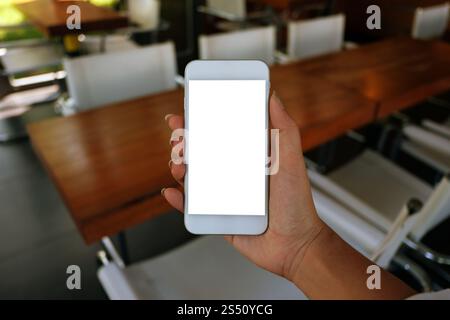 Primo piano delle mani delle donne che tengono il telefono cellulare schermo di copia vuoto. smartphone con concetto tecnologico Foto Stock