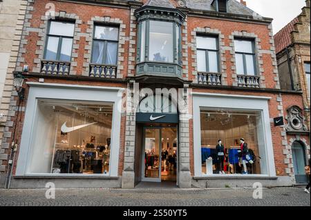 Bruges, Belgio- 27 settembre 2024: La facciata del Nike Store di Bruge Foto Stock