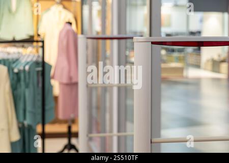 Un cancello d'ingresso scanner all'avanguardia progettato per prevenire furti nei negozi di abbigliamento, garantendo sicurezza e tranquillità per i rivenditori e i clienti Foto Stock