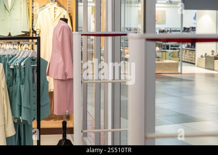 Un cancello d'ingresso scanner all'avanguardia progettato per prevenire furti nei negozi di abbigliamento, garantendo sicurezza e tranquillità per i rivenditori e i clienti Foto Stock