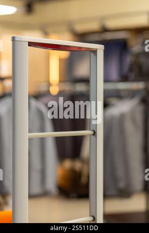 Un cancello d'ingresso scanner all'avanguardia progettato per prevenire furti nei negozi di abbigliamento, garantendo sicurezza e tranquillità per i rivenditori e i clienti Foto Stock