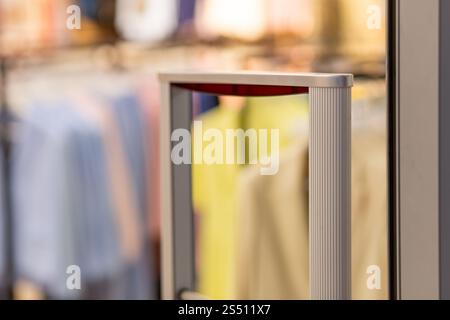 Un cancello d'ingresso scanner all'avanguardia progettato per prevenire furti nei negozi di abbigliamento, garantendo sicurezza e tranquillità per i rivenditori e i clienti Foto Stock