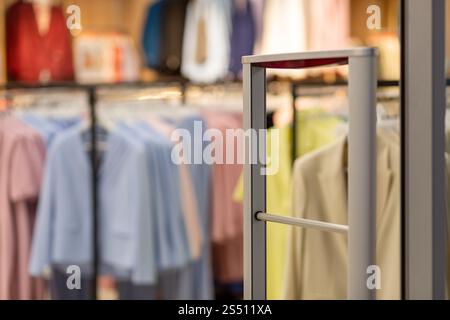 Un cancello d'ingresso scanner all'avanguardia progettato per prevenire furti nei negozi di abbigliamento, garantendo sicurezza e tranquillità per i rivenditori e i clienti Foto Stock