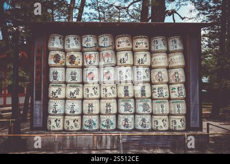 Botti tradizionali di Kazaridaru nel Santuario di Heian Jingu, Kyoto, Giappone. Botti di Kazaridaru nel santuario Heian Jingu, Kyoto, Giappone Foto Stock